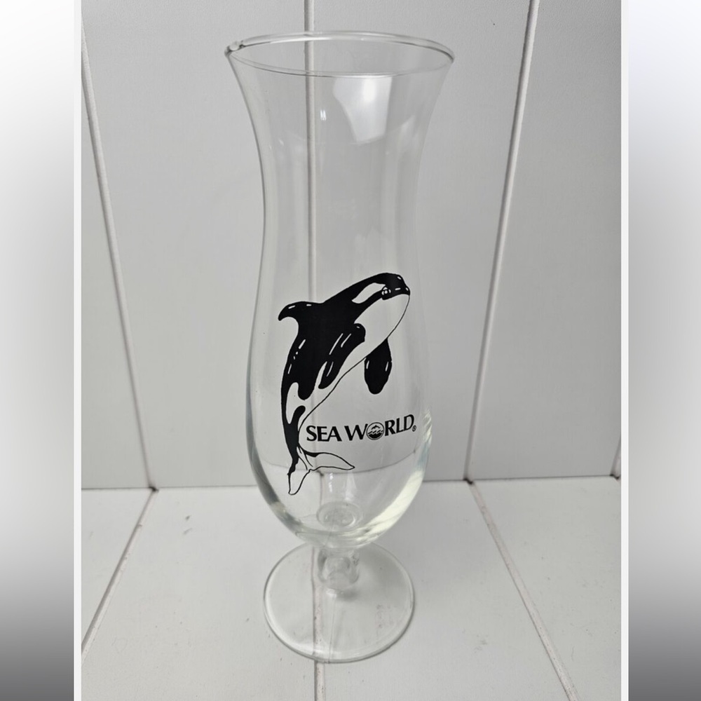 Vintage Sea World Cocktail 22oz Souvenir Glass Vase with Orca Design
